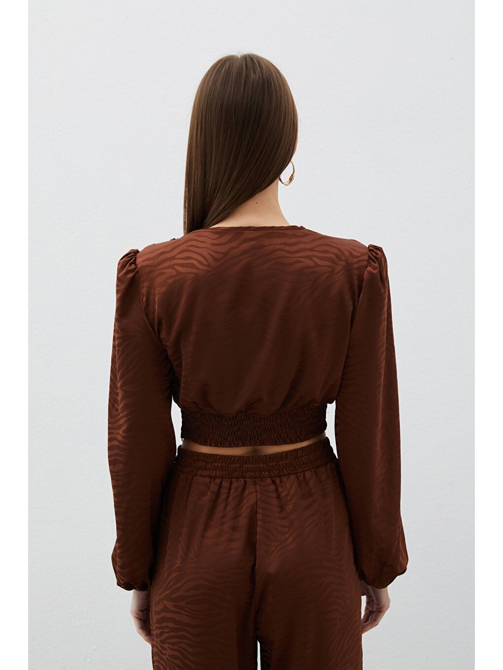 Kahverengi Desenli Kruvaze Saten Bluz - Kahve-7