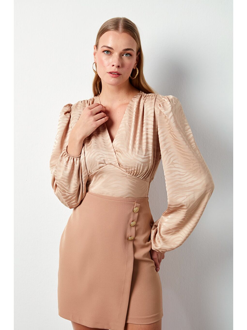 Kahverengi Desenli Kruvaze Saten Bluz - Camel-1