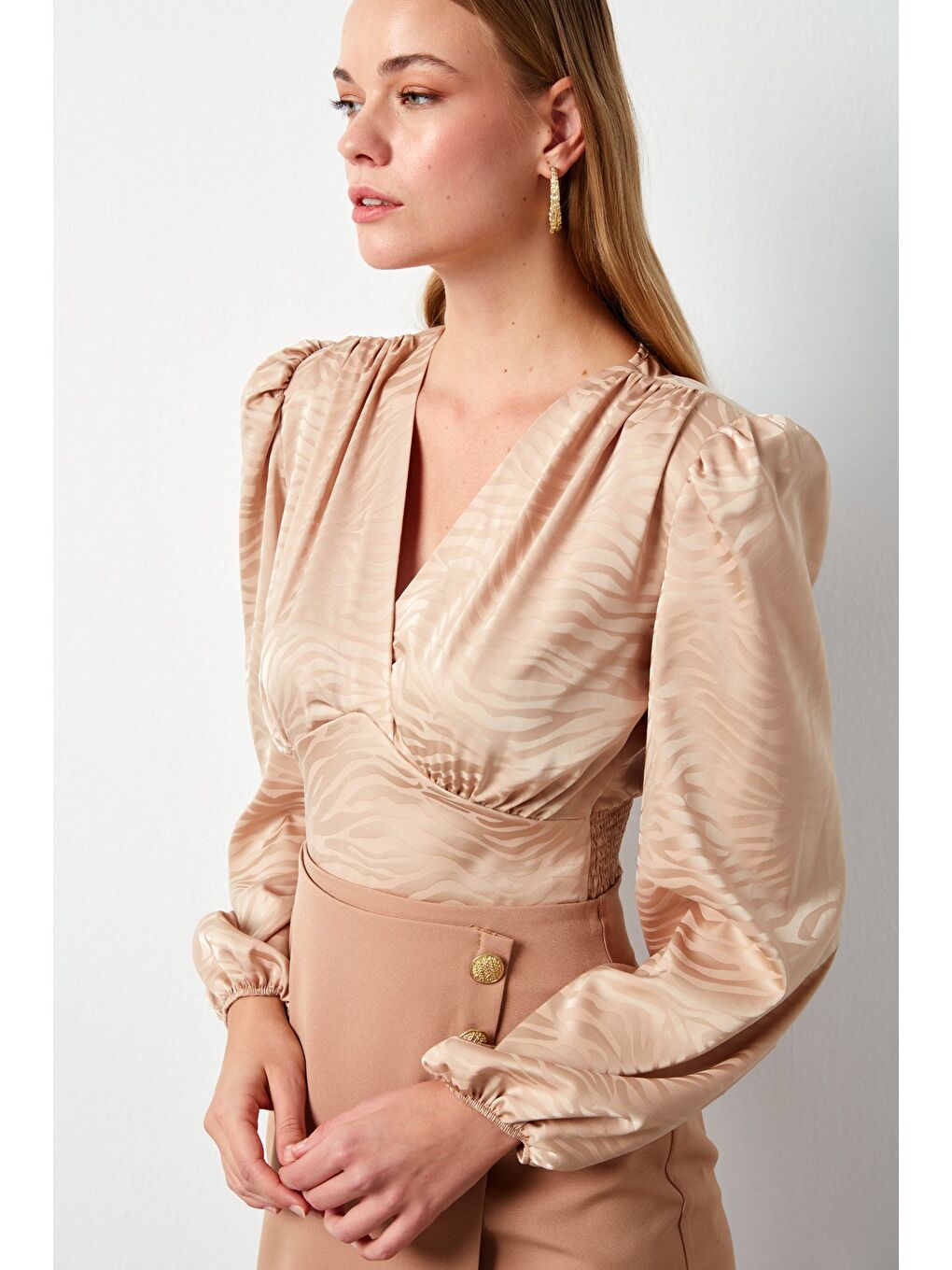 Kahverengi Desenli Kruvaze Saten Bluz - Camel-2