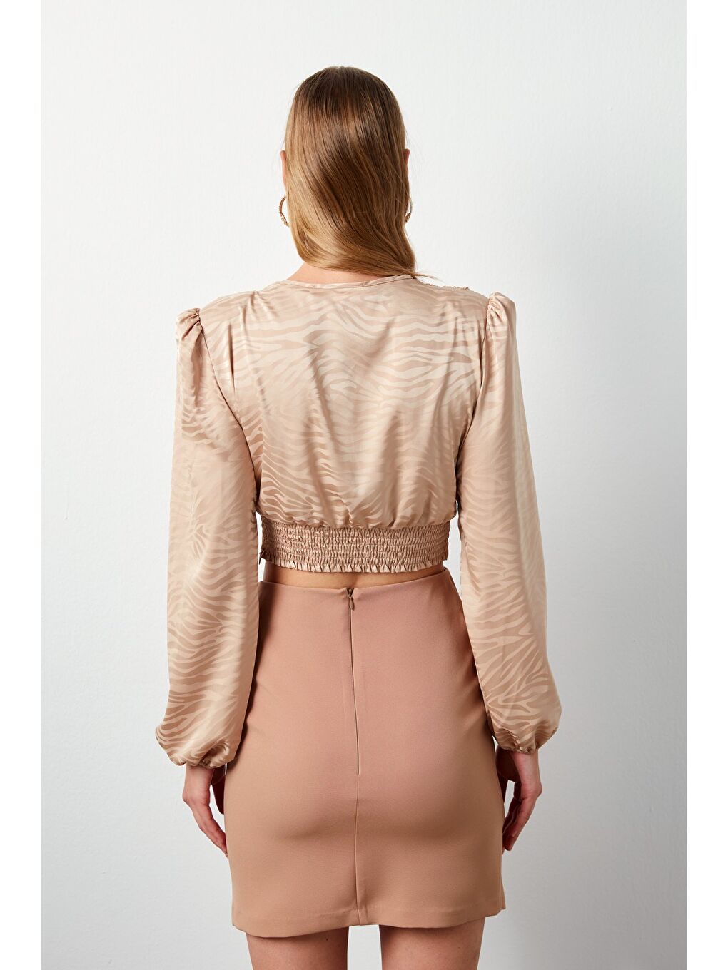 Kahverengi Desenli Kruvaze Saten Bluz - Camel-3