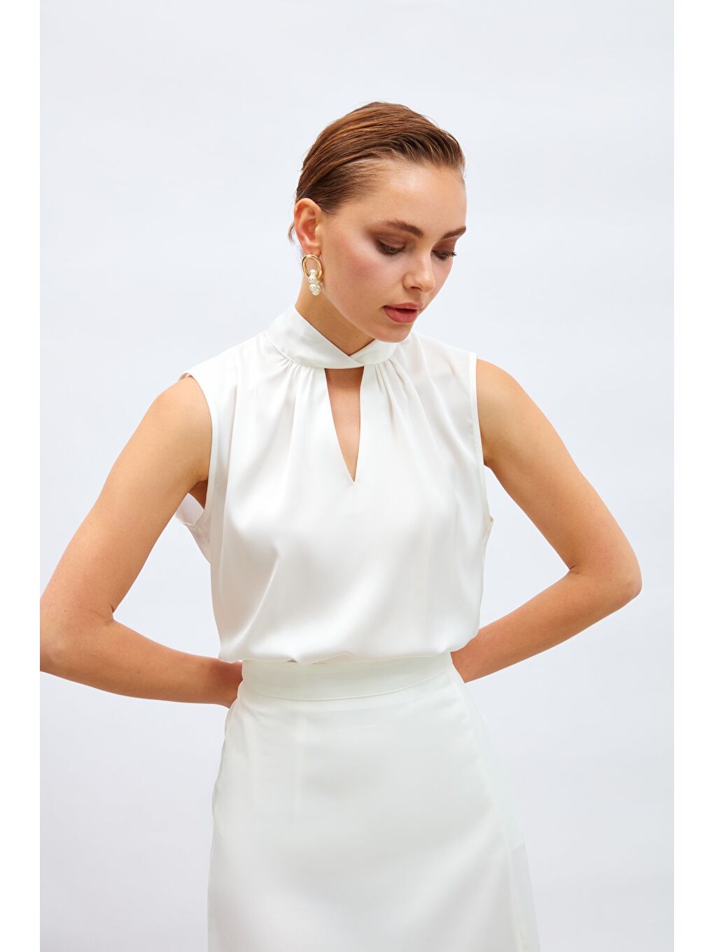 Yaka Detaylı Saten Bluz - Ekru-1