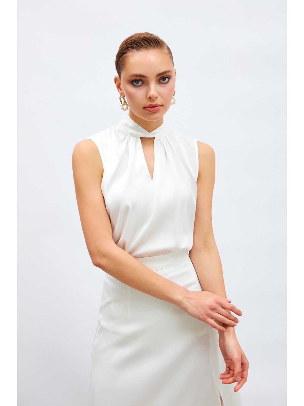 Yaka Detaylı Saten Bluz - Ekru-2