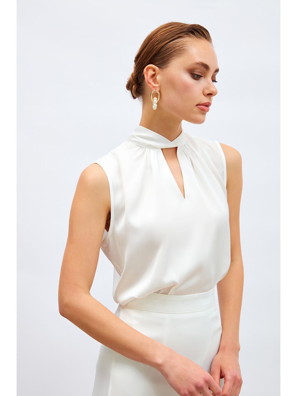Yaka Detaylı Saten Bluz - Ekru-3
