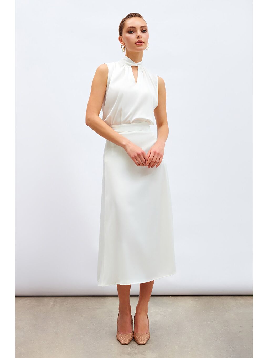 Yaka Detaylı Saten Bluz - Ekru-4