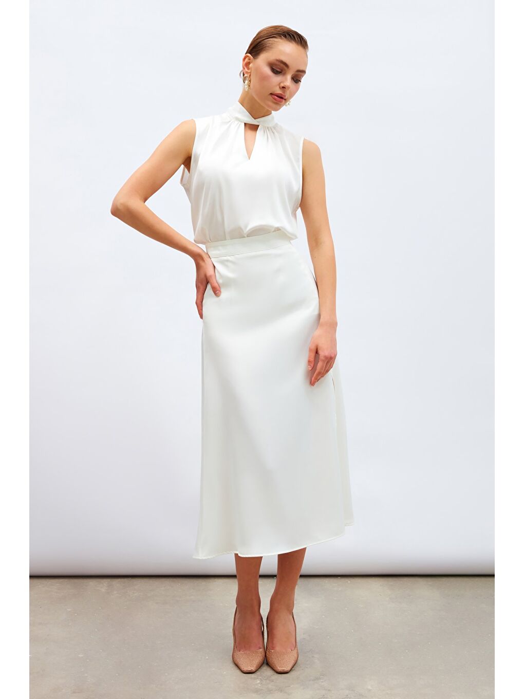 Yaka Detaylı Saten Bluz - Ekru-5