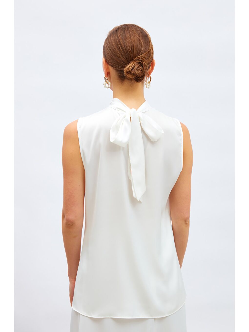 Yaka Detaylı Saten Bluz - Ekru-6