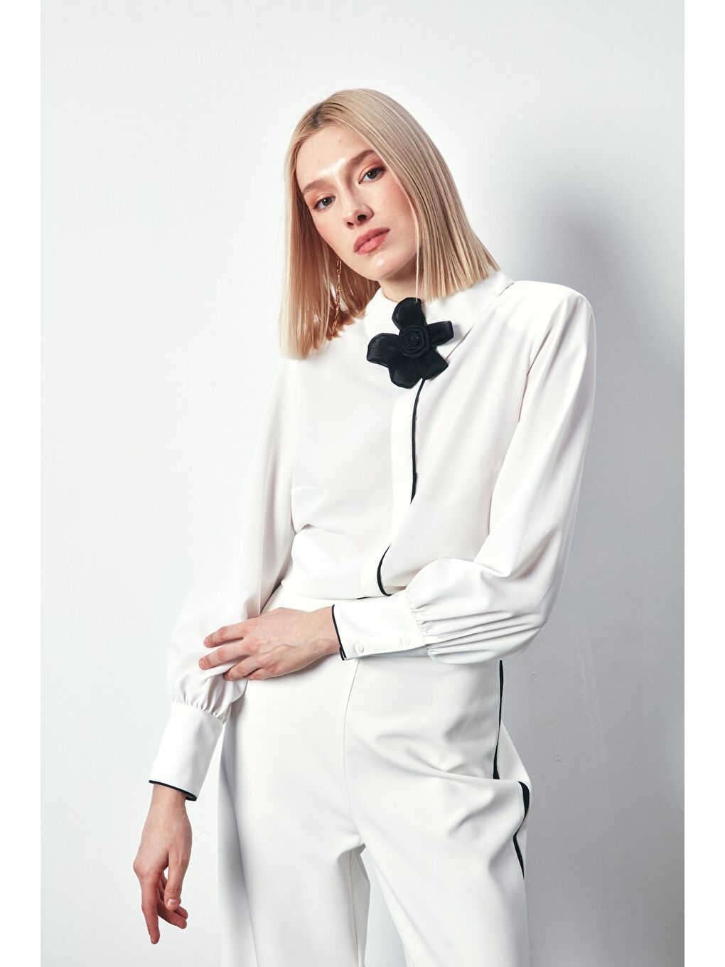 Yaka Çiçek Detaylı Bluz - Ekru-1