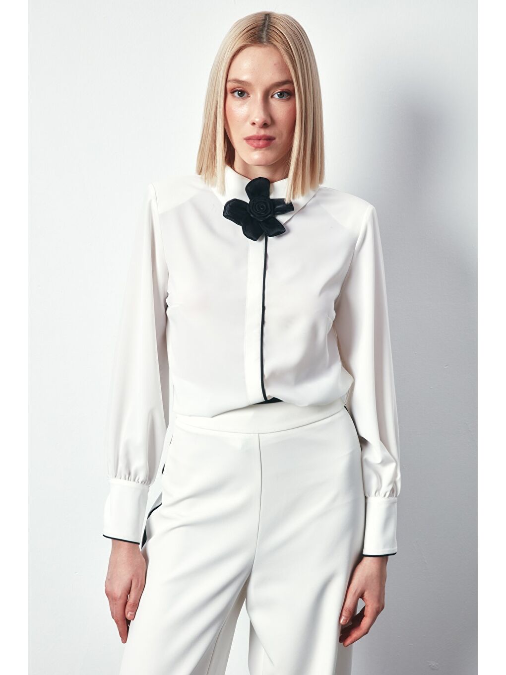 Yaka Çiçek Detaylı Bluz - Ekru-2