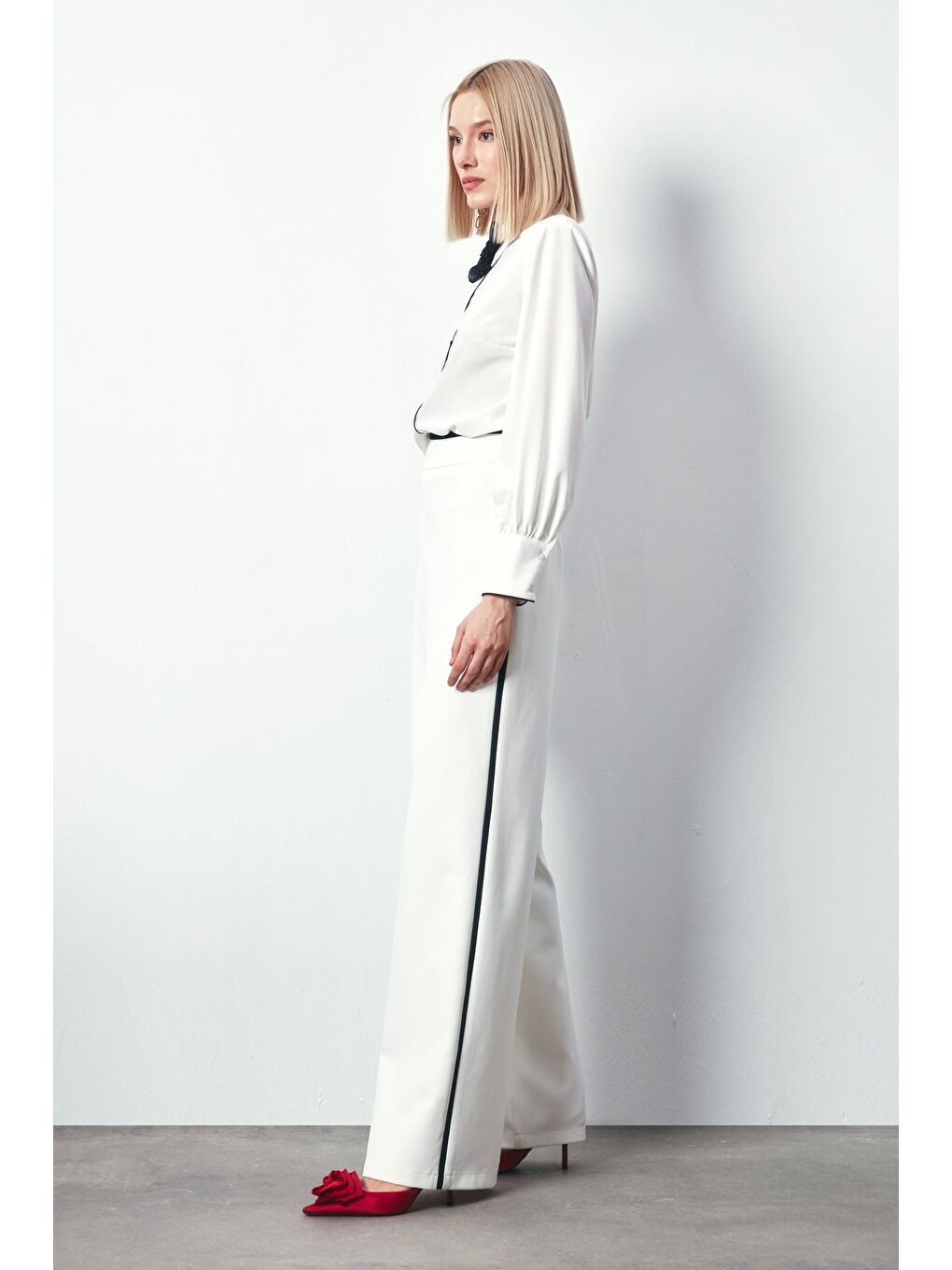 Yaka Çiçek Detaylı Bluz - Ekru-3