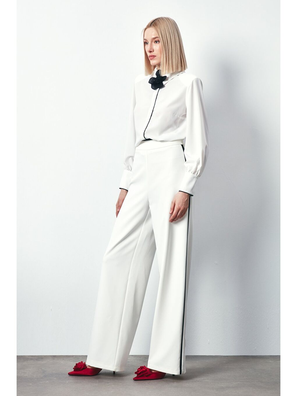 Yaka Çiçek Detaylı Bluz - Ekru-4