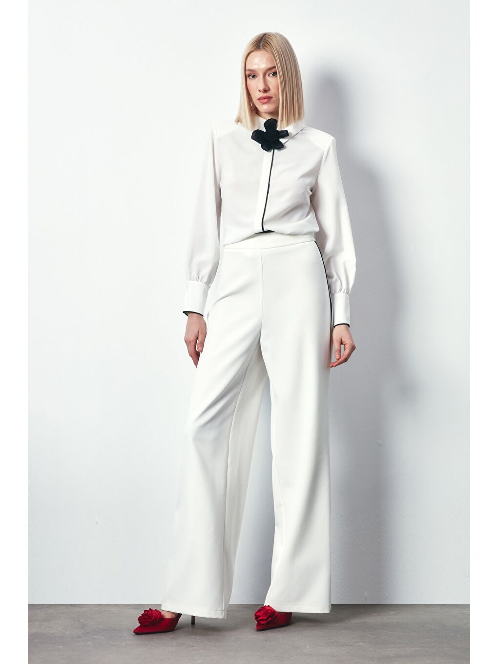 Yaka Çiçek Detaylı Bluz - Ekru-5