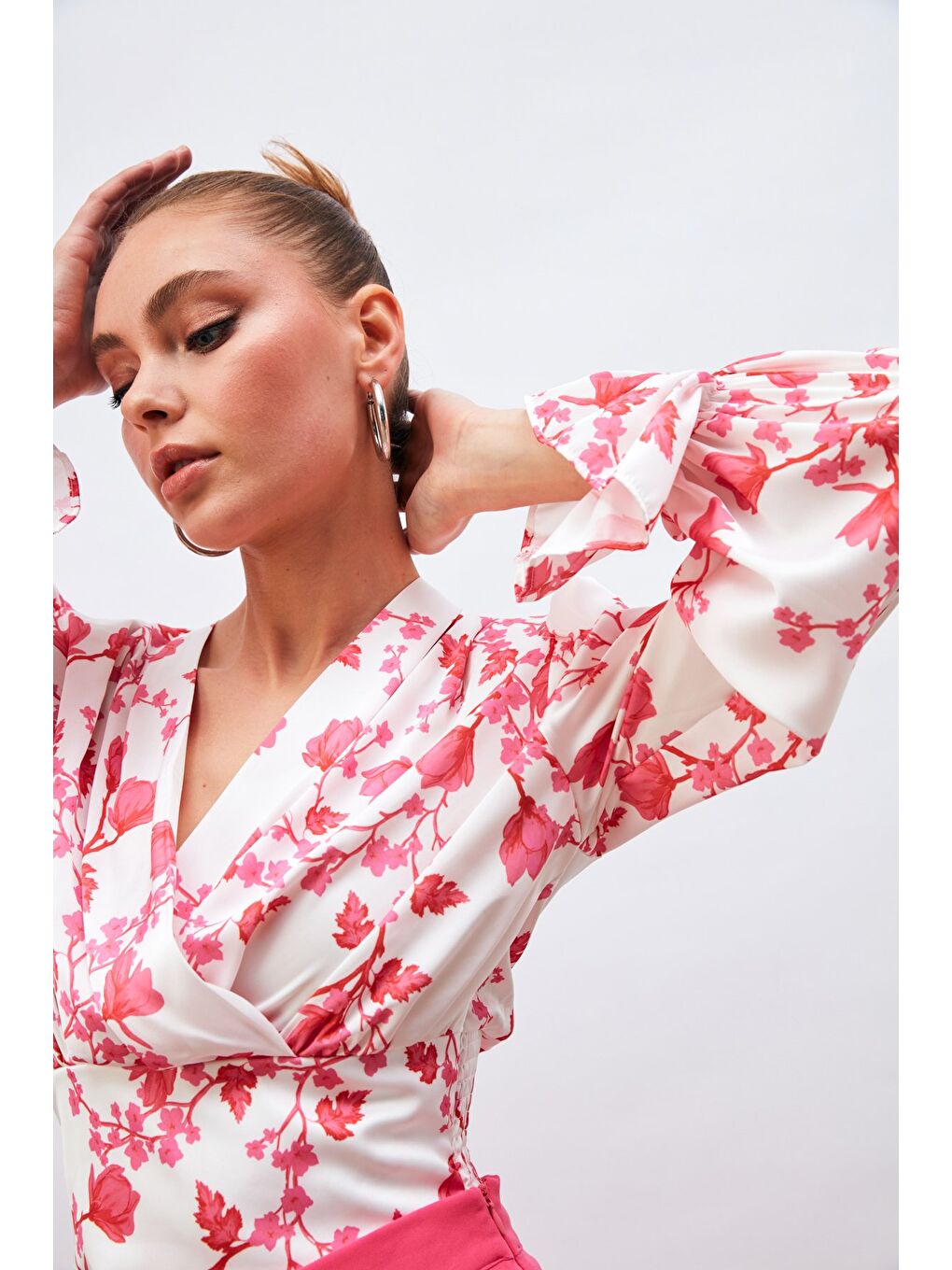 Volanlı Kol Detaylı Saten Bluz - Fuşya-4