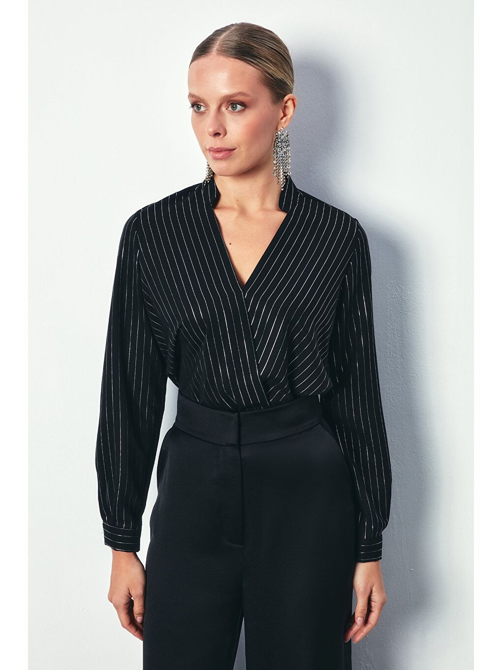 Kruvaze Parlak Çizgili Bluz - Siyah-1