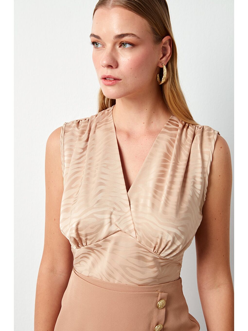 Kahverengi Kruvaze Desenli Saten Bluz - Camel-1