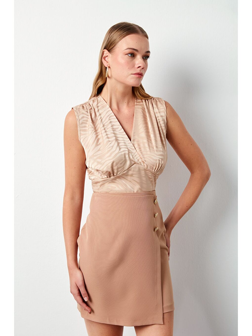 Kahverengi Kruvaze Desenli Saten Bluz - Camel-2