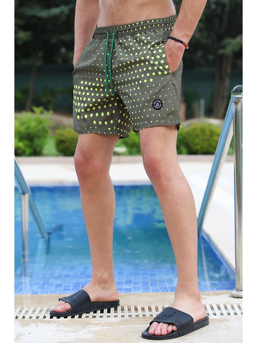 Nokta Desenli Haki Yüzme Şortu 2950-1