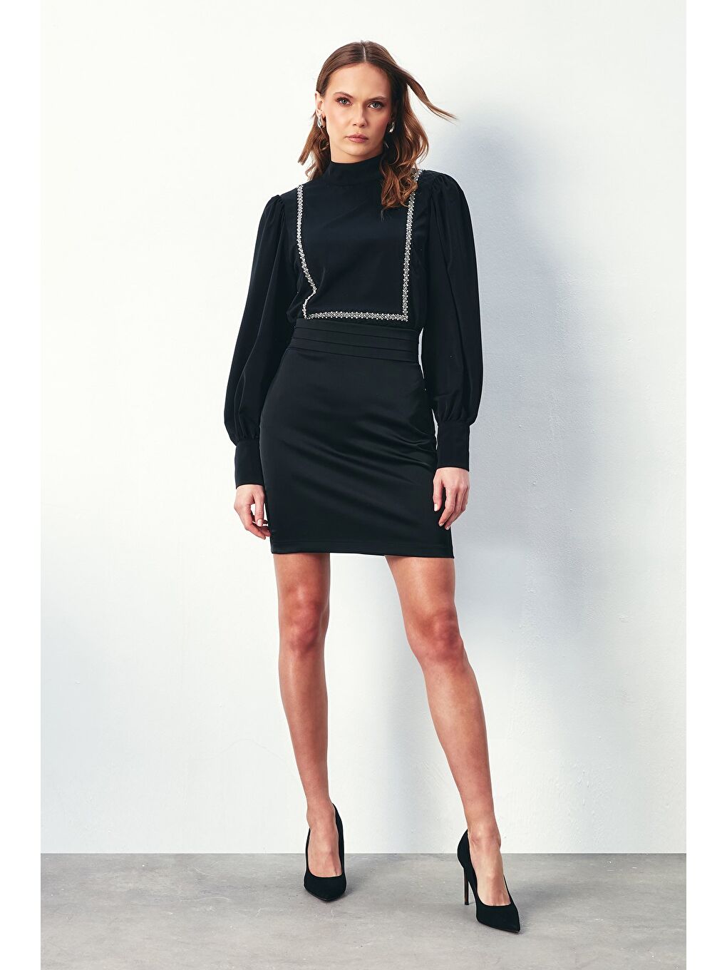 Önü Taş Detaylı Bluz - Siyah-1