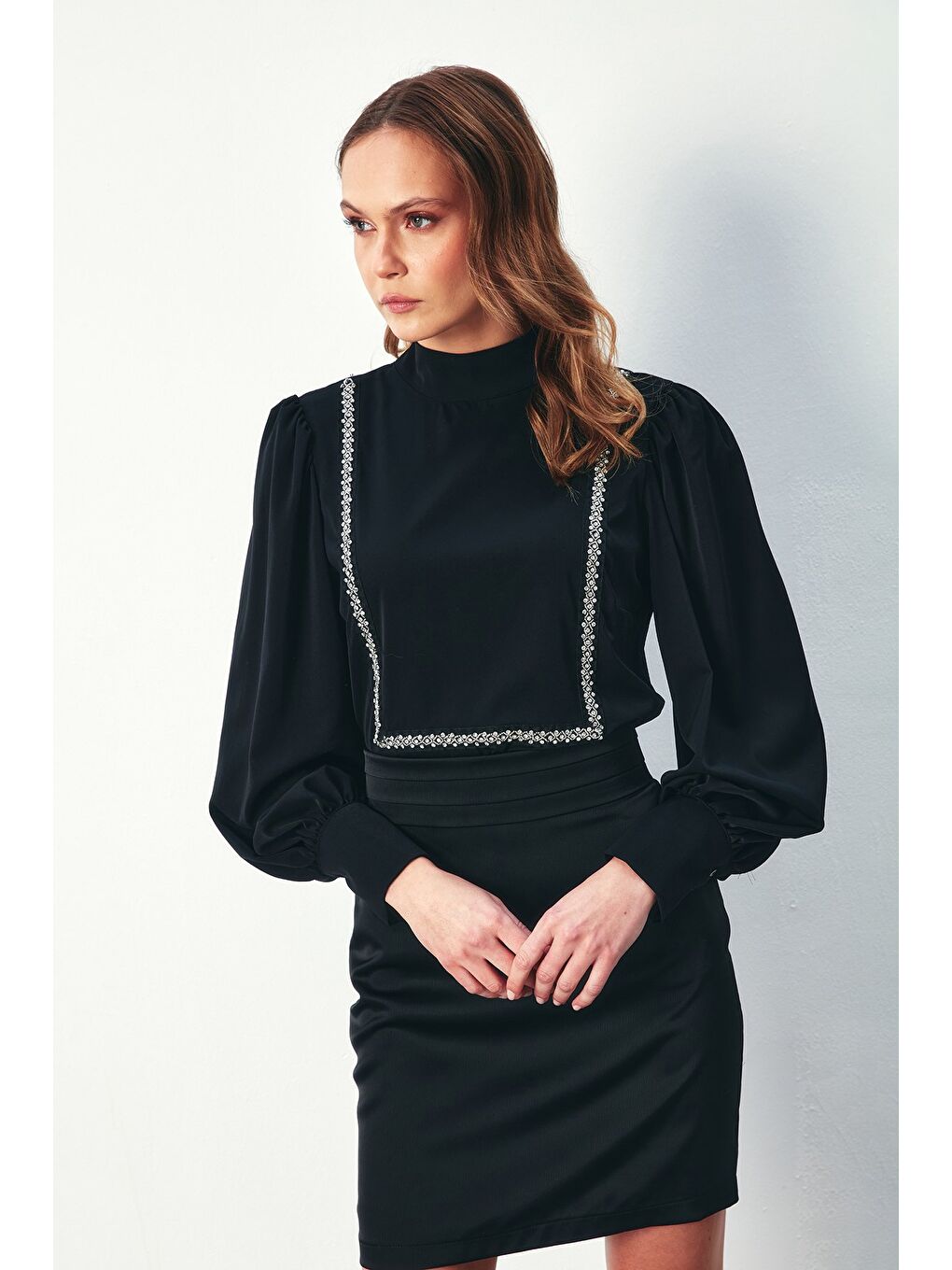Önü Taş Detaylı Bluz - Siyah-2
