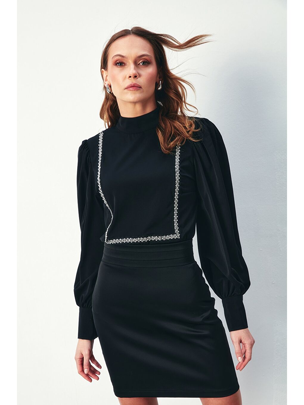 Önü Taş Detaylı Bluz - Siyah-3