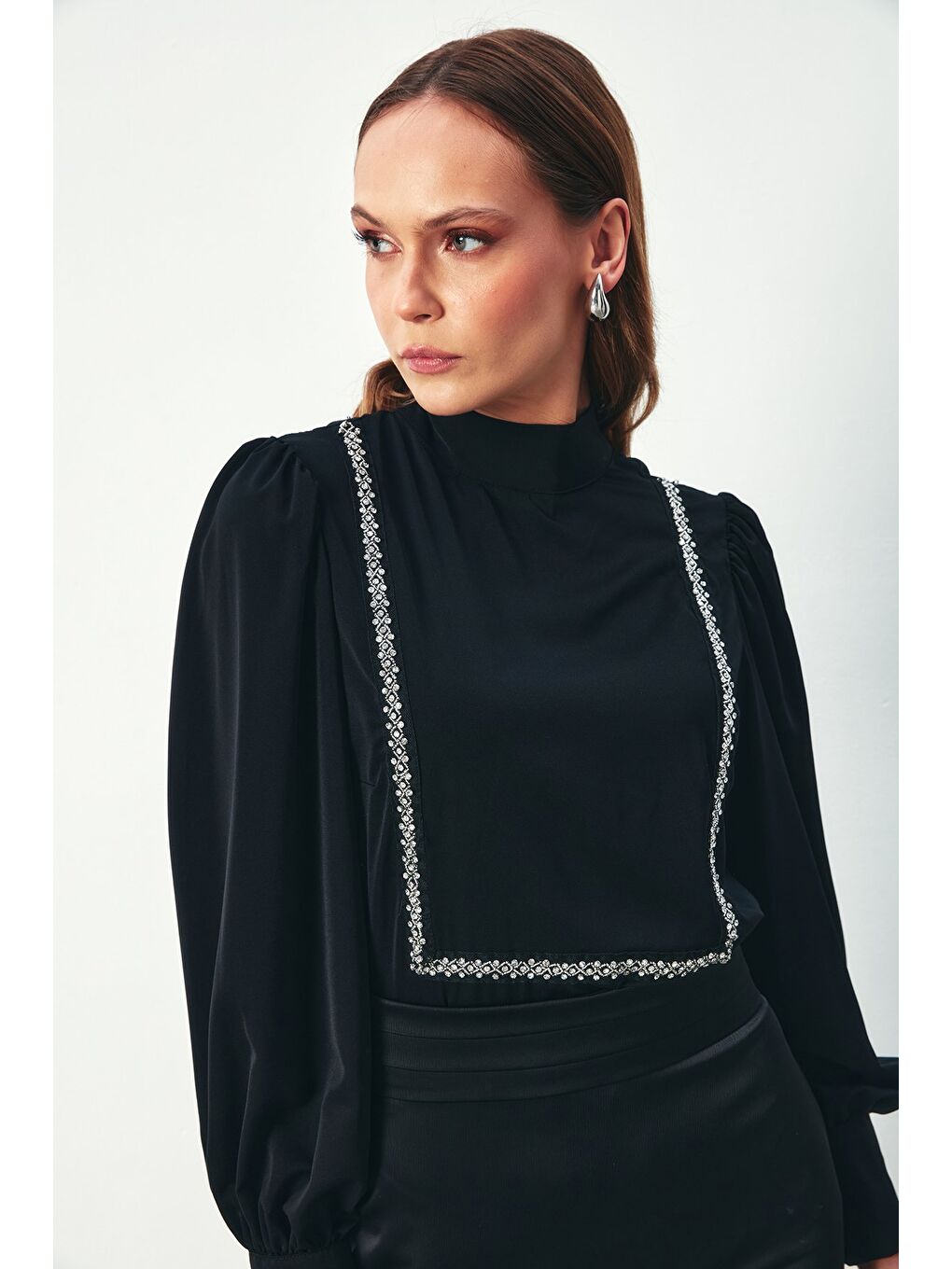 Önü Taş Detaylı Bluz - Siyah-4