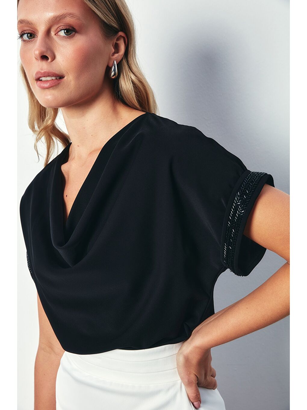 Kollar Taş Detaylı Salaş Bluz - Siyah-1