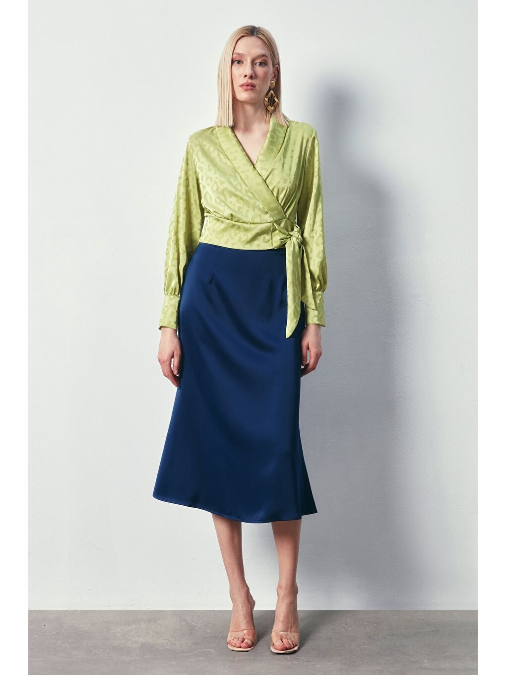 Yan Kuşaklı Saten Bluz - Yağ Yeşili-3