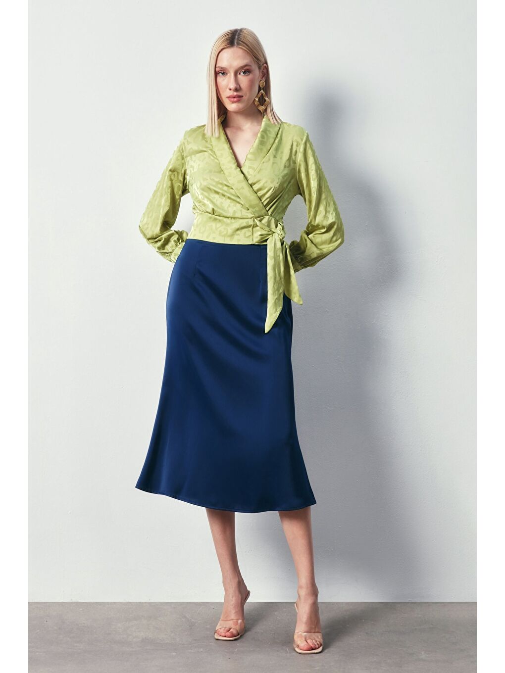 Yan Kuşaklı Saten Bluz - Yağ Yeşili-4