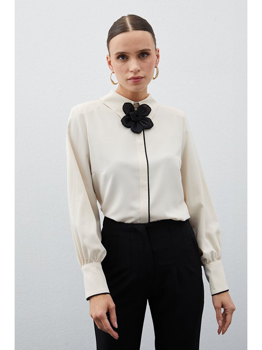 Yaka Çiçek Detaylı Bluz - Bej-1