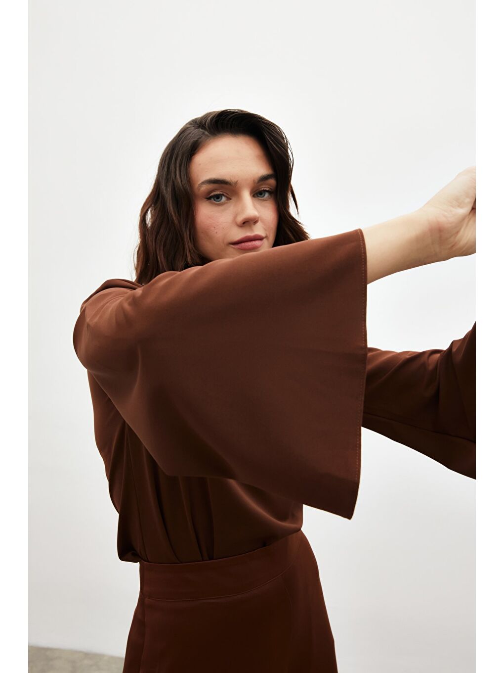 Kahverengi Kolyeli İspanyol Kol Bluz - Kahve-4