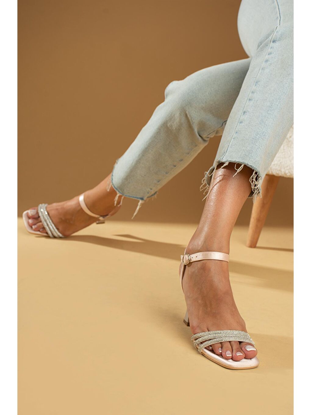 Ekru Özel Seri Taşlı 3 Bant Tokalı Kadeh Topuk Kadın Abiye Ayakkabı 012-390-23Saten-1