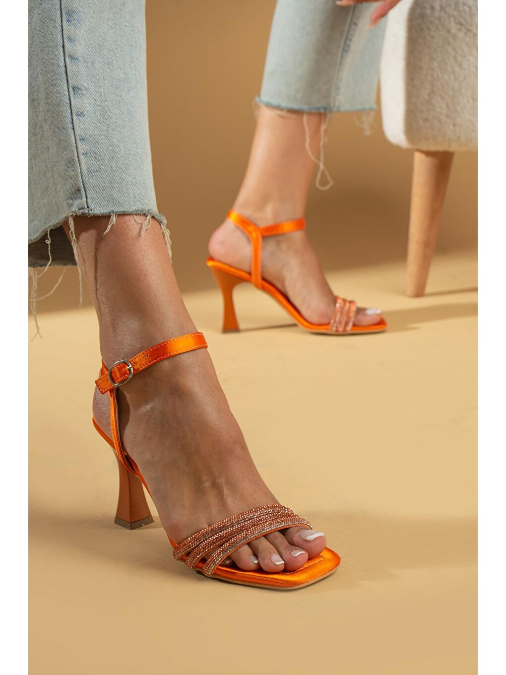 Turuncu Özel Seri Taşlı 3 Bant Tokalı Kadeh Topuk Kadın Abiye Ayakkabı 012-390-23Saten