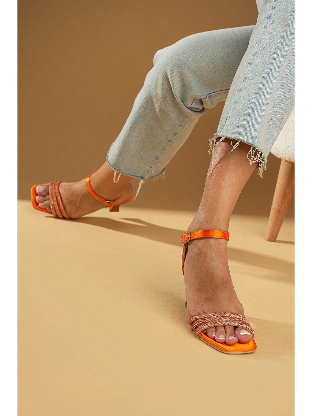 Turuncu Özel Seri Taşlı 3 Bant Tokalı Kadeh Topuk Kadın Abiye Ayakkabı 012-390-23Saten-1