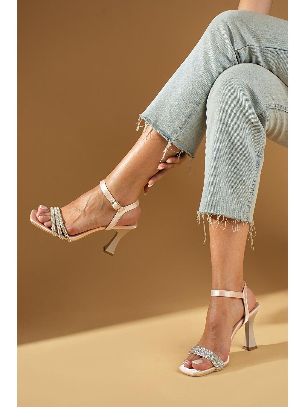 Ekru Özel Seri Taşlı 3 Bant Tokalı Kadeh Topuk Kadın Abiye Ayakkabı 012-390-23Saten-4