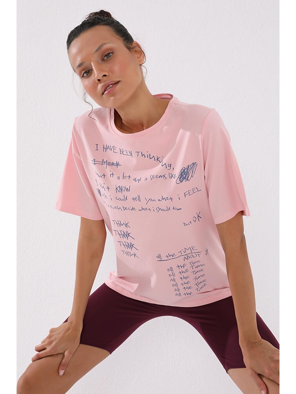 Pembe El Yazısı Baskılı O Yaka Kadın Oversize Tişört - 97137
