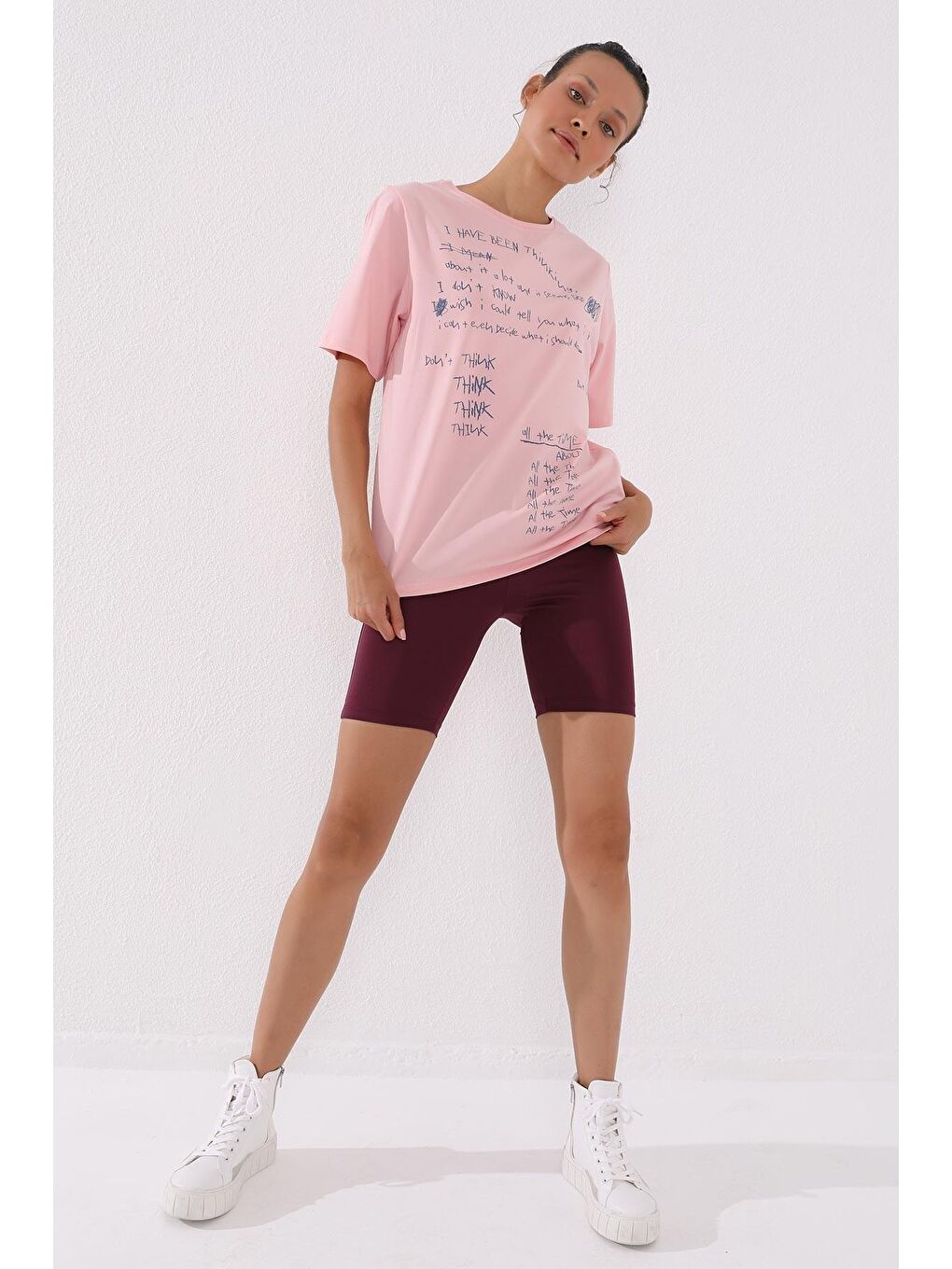 Pembe El Yazısı Baskılı O Yaka Kadın Oversize Tişört - 97137-1