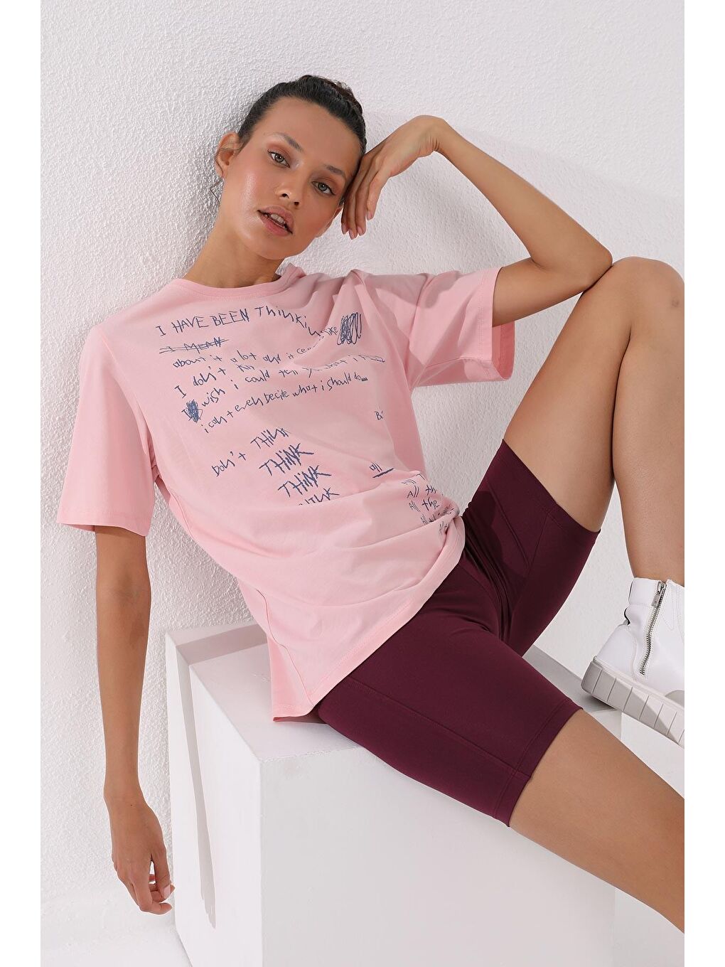 Pembe El Yazısı Baskılı O Yaka Kadın Oversize Tişört - 97137-2