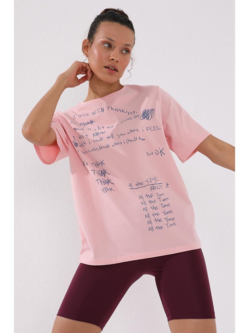 Pembe El Yazısı Baskılı O Yaka Kadın Oversize Tişört - 97137-4