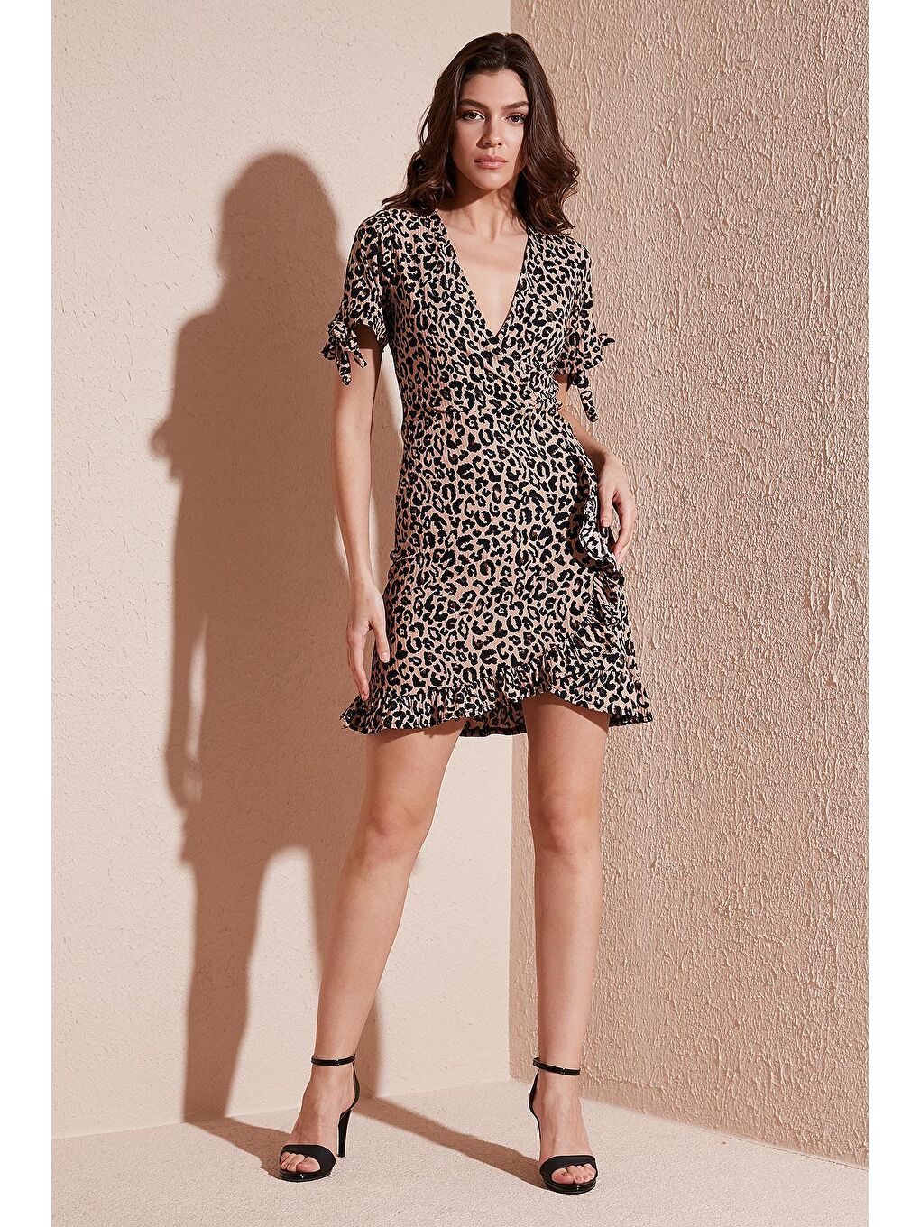 Kahverengi Dar Kesim Kruvaze Yaka Fırfır Detaylı Mini Elbise 5863719