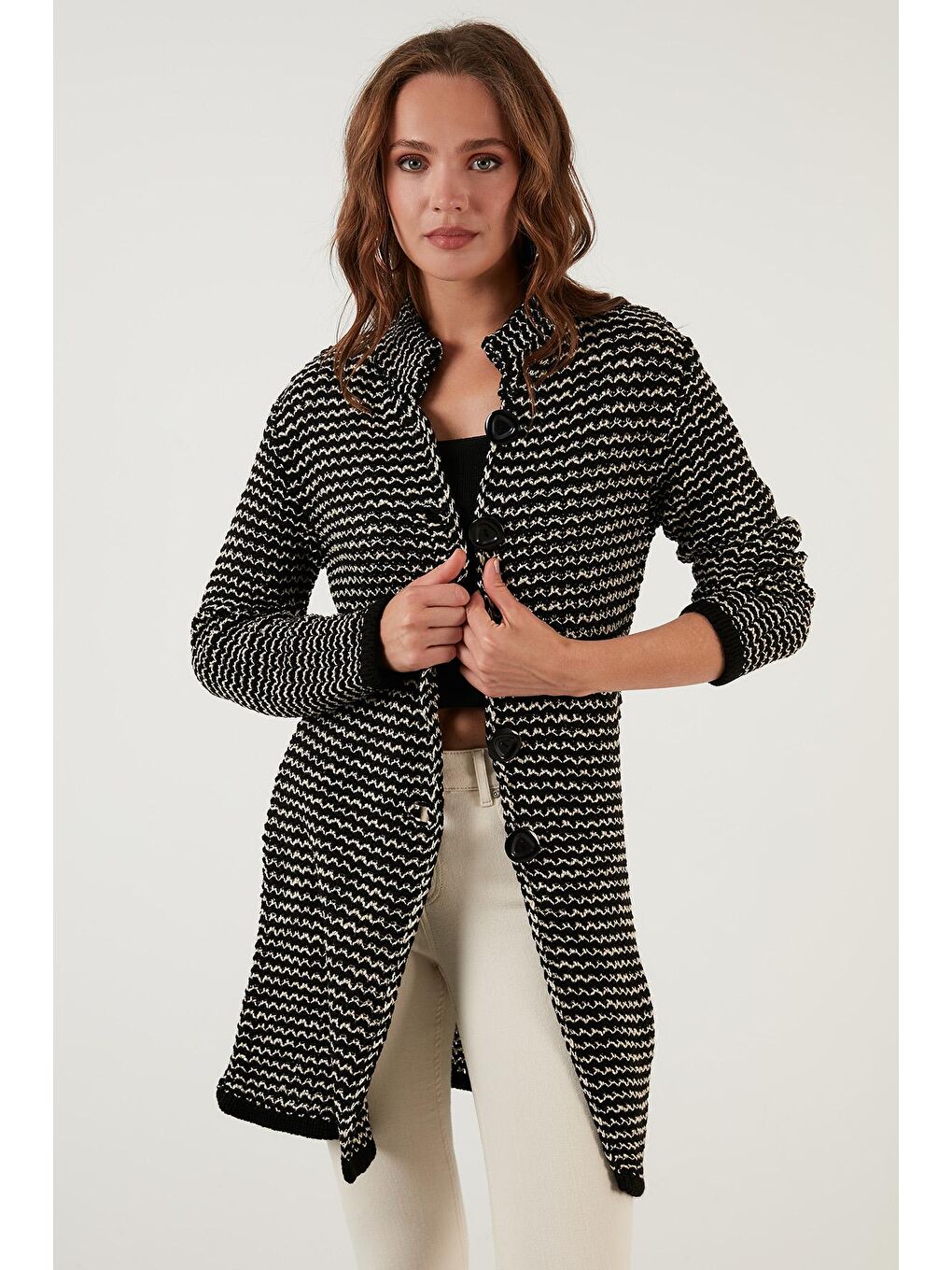 Kahverengi Regular Fit Düğmeli Dik Yaka Örme Hırka 6310012-3