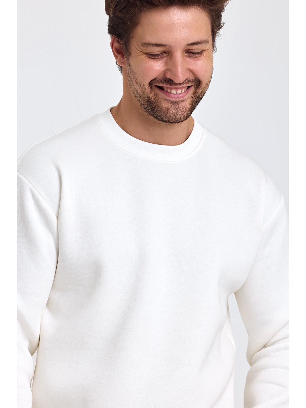 Beyaz Erkek Yumuşacık Kumaşlı Regular Fit Yuvarlak Yakalı Sweatshirt-3