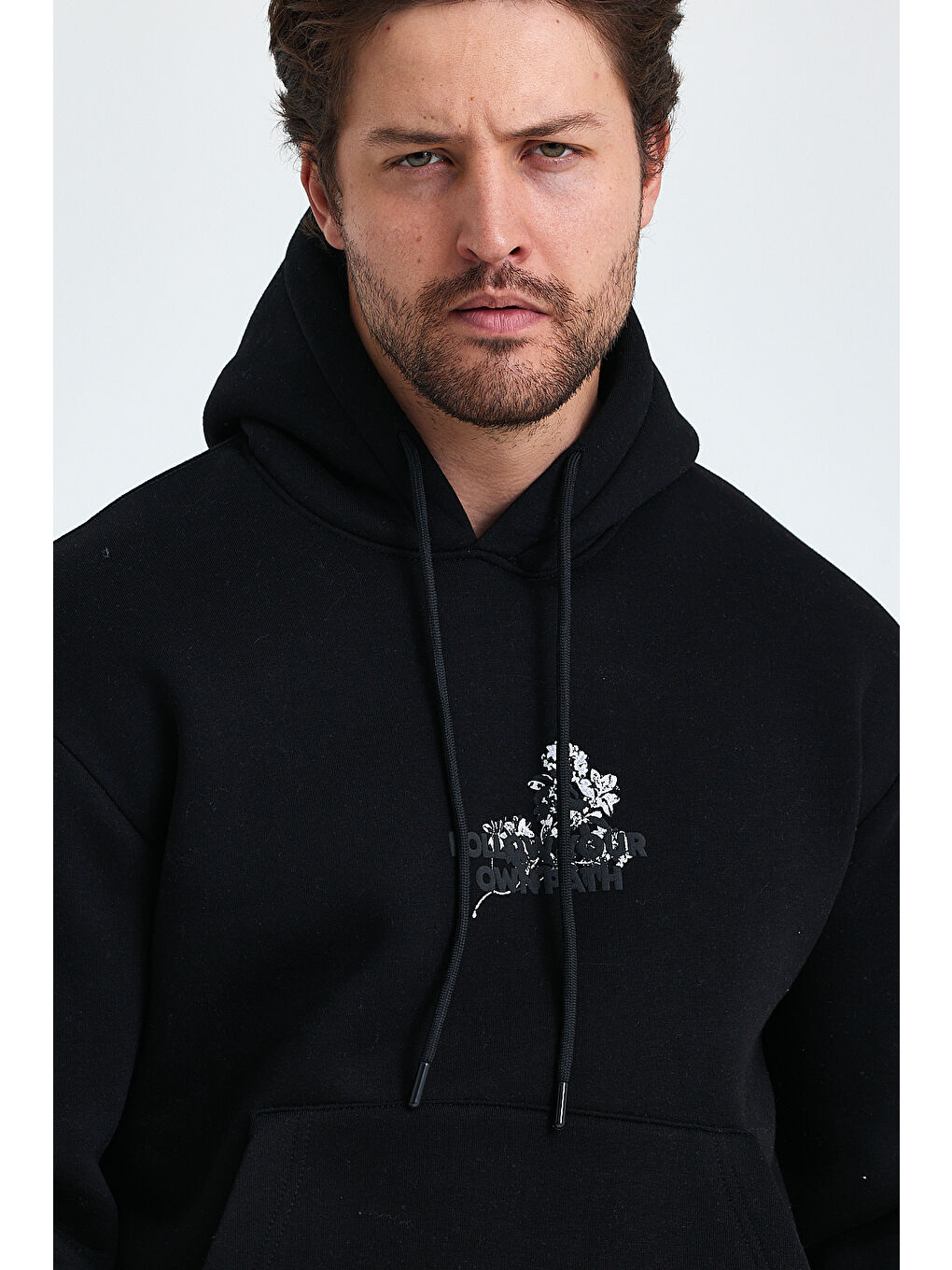 Siyah Regular Fit Yumuşacık Içi Polarlı Kordonlu Kapüşonlu Baskılı Erkek Hoodie-3