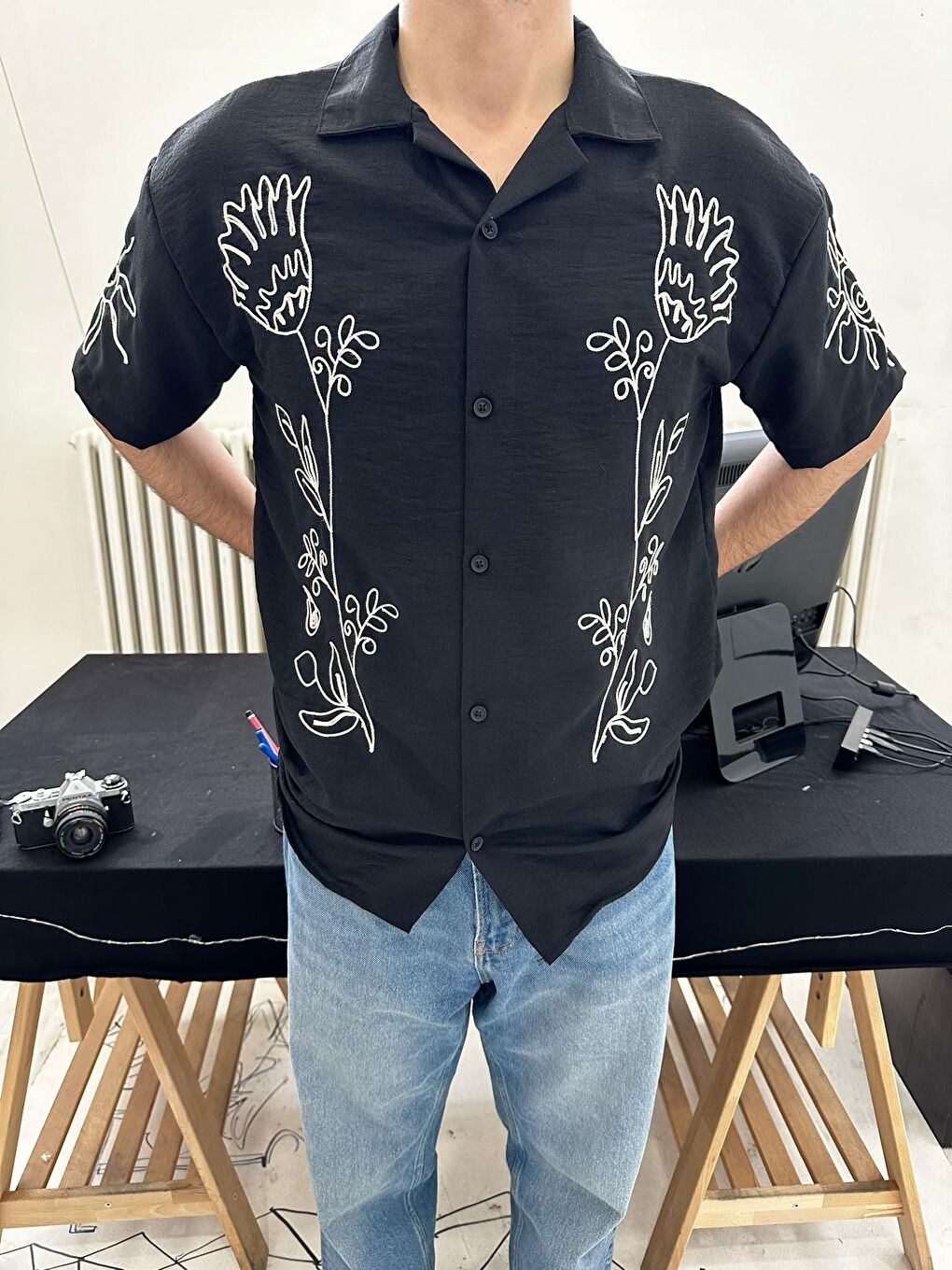 Tarz Cool Siyah Erkek Çiçek Nakışlı Regular kısa Kol Keten Gömlek