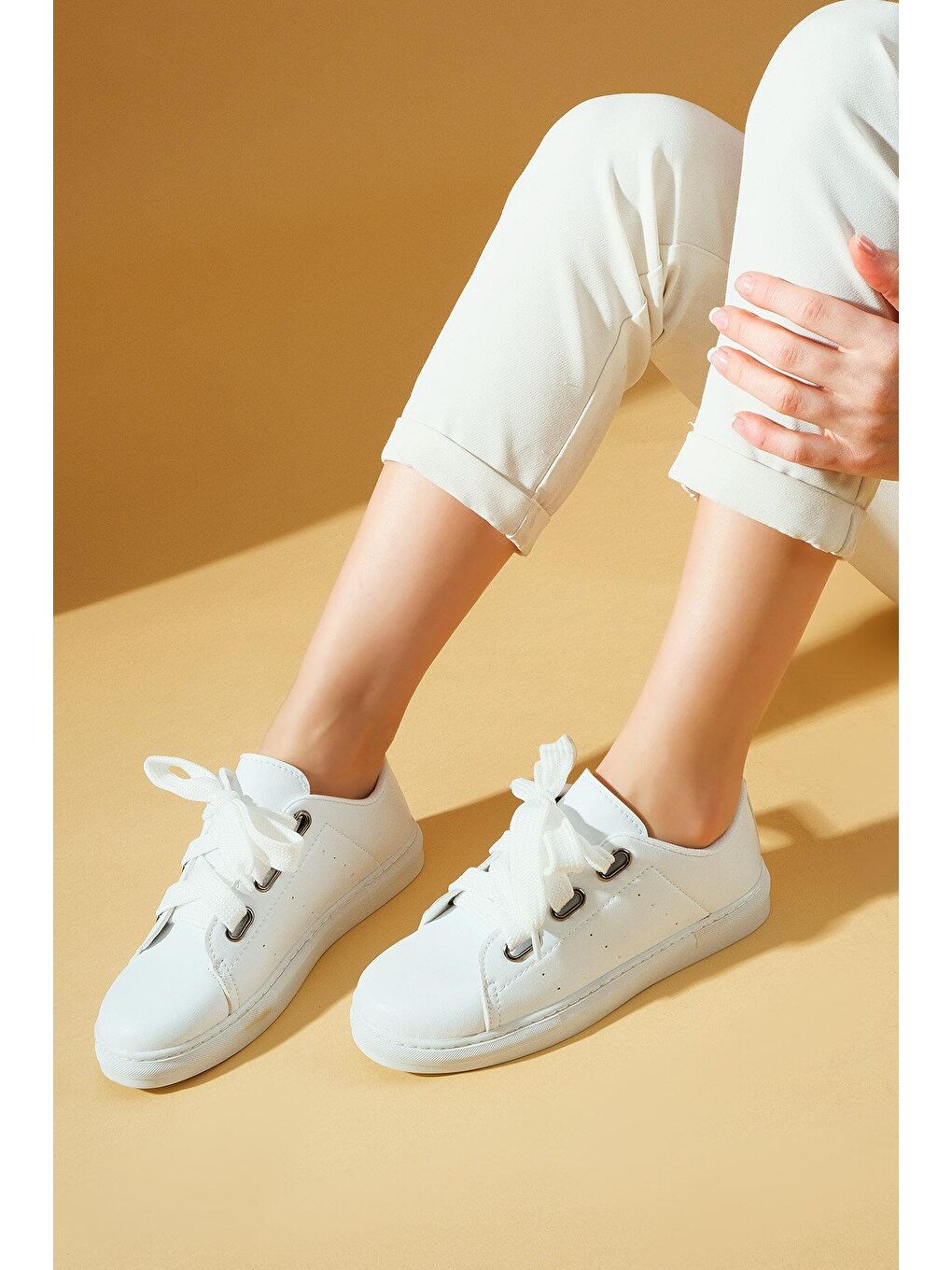 Beyaz Kalın Bağcıklı Rahat Kalıp Kadın Spor Ayakkabı A320-23-1