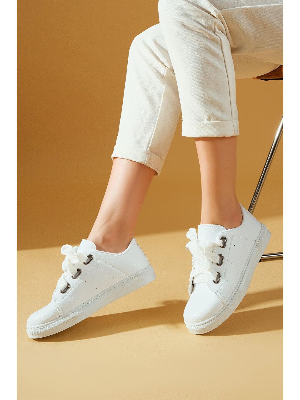 Beyaz Kalın Bağcıklı Rahat Kalıp Kadın Spor Ayakkabı A320-23-2