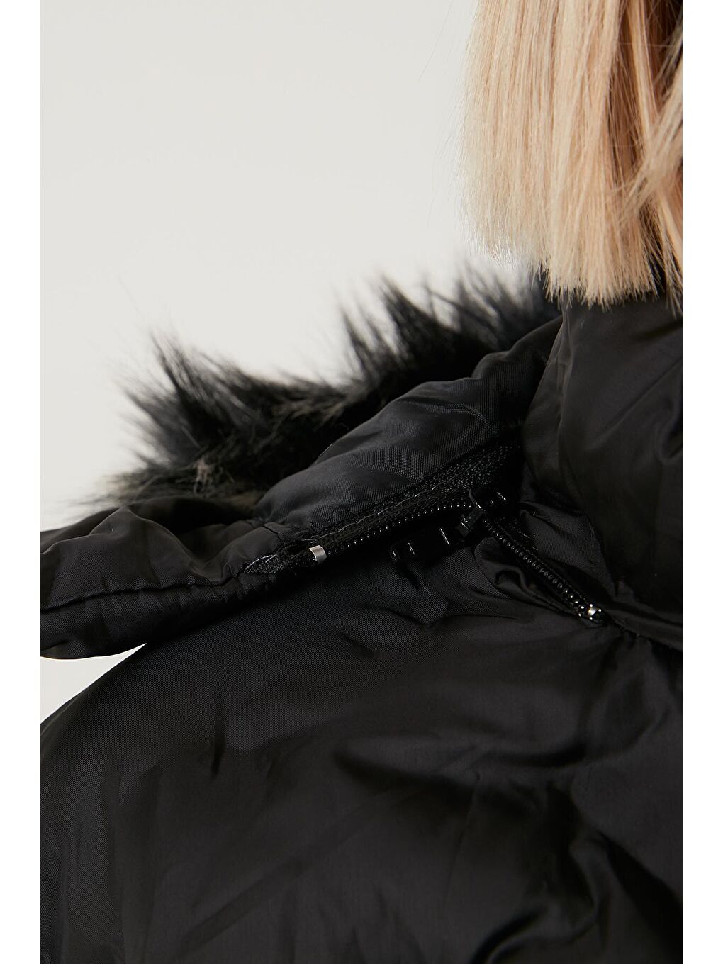 Siyah Yakası Suni Kürklü Çıkarılabilir Kapüşonlu Dik Yaka Kadın Mont 5760089-4