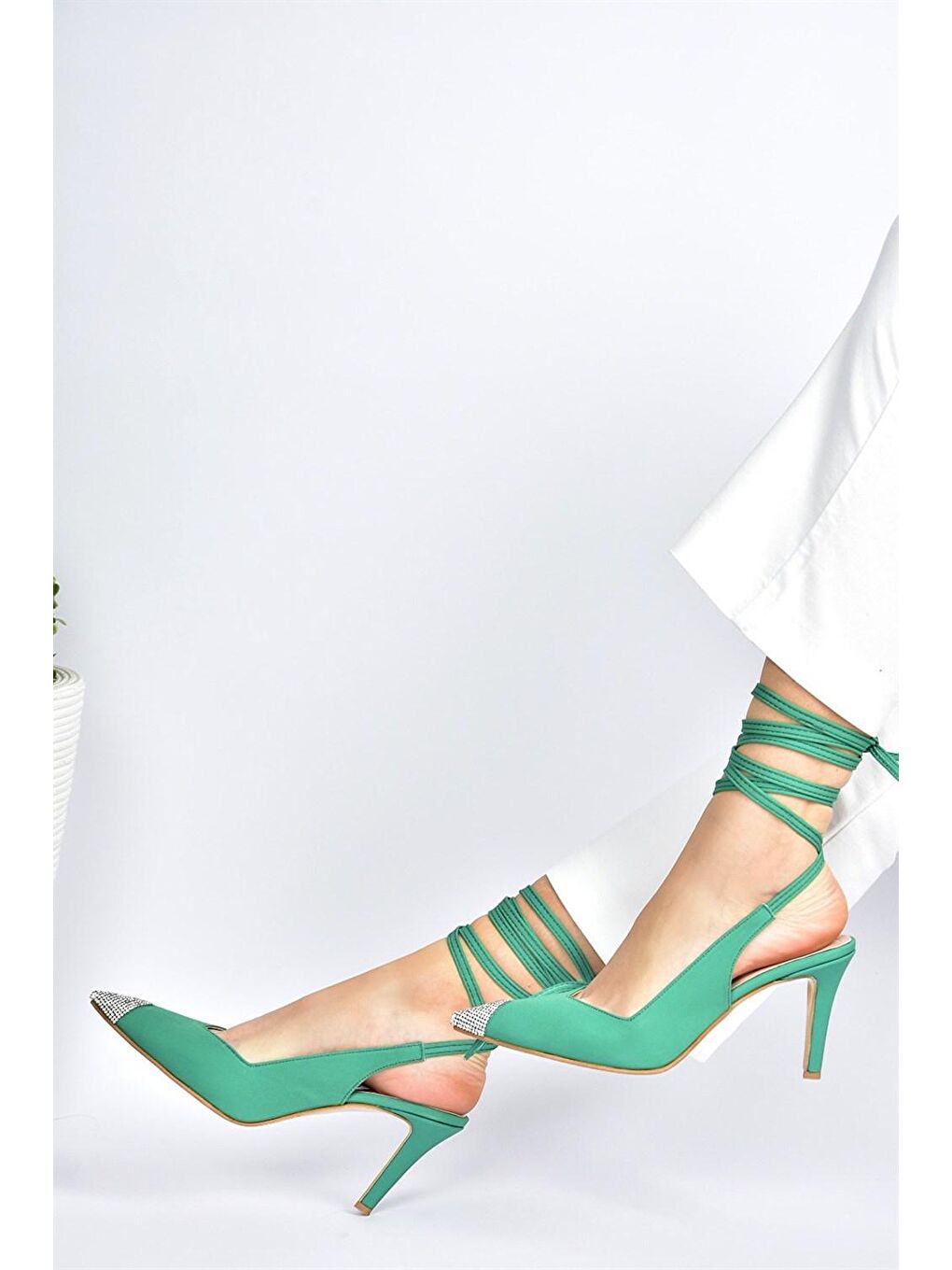 Yeşil Saten Kumaş Sivri Burun Taş Detaylı Topuklu Ayakkabı M882017504-1