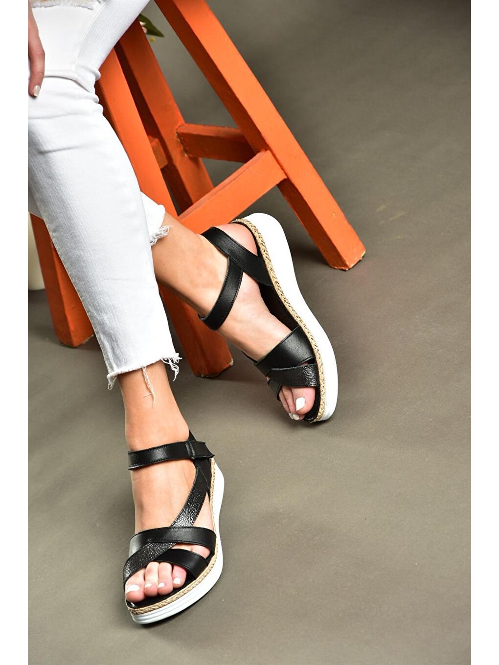 P540001303 Siyah Hakiki Deri Kadın Sandalet