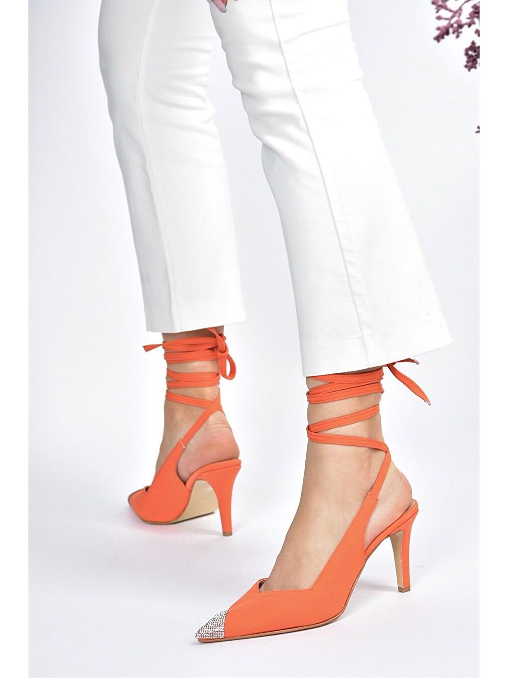 Turuncu Saten Kumaş Sivri Burun Taş Detaylı Topuklu Ayakkabı M882017504-1