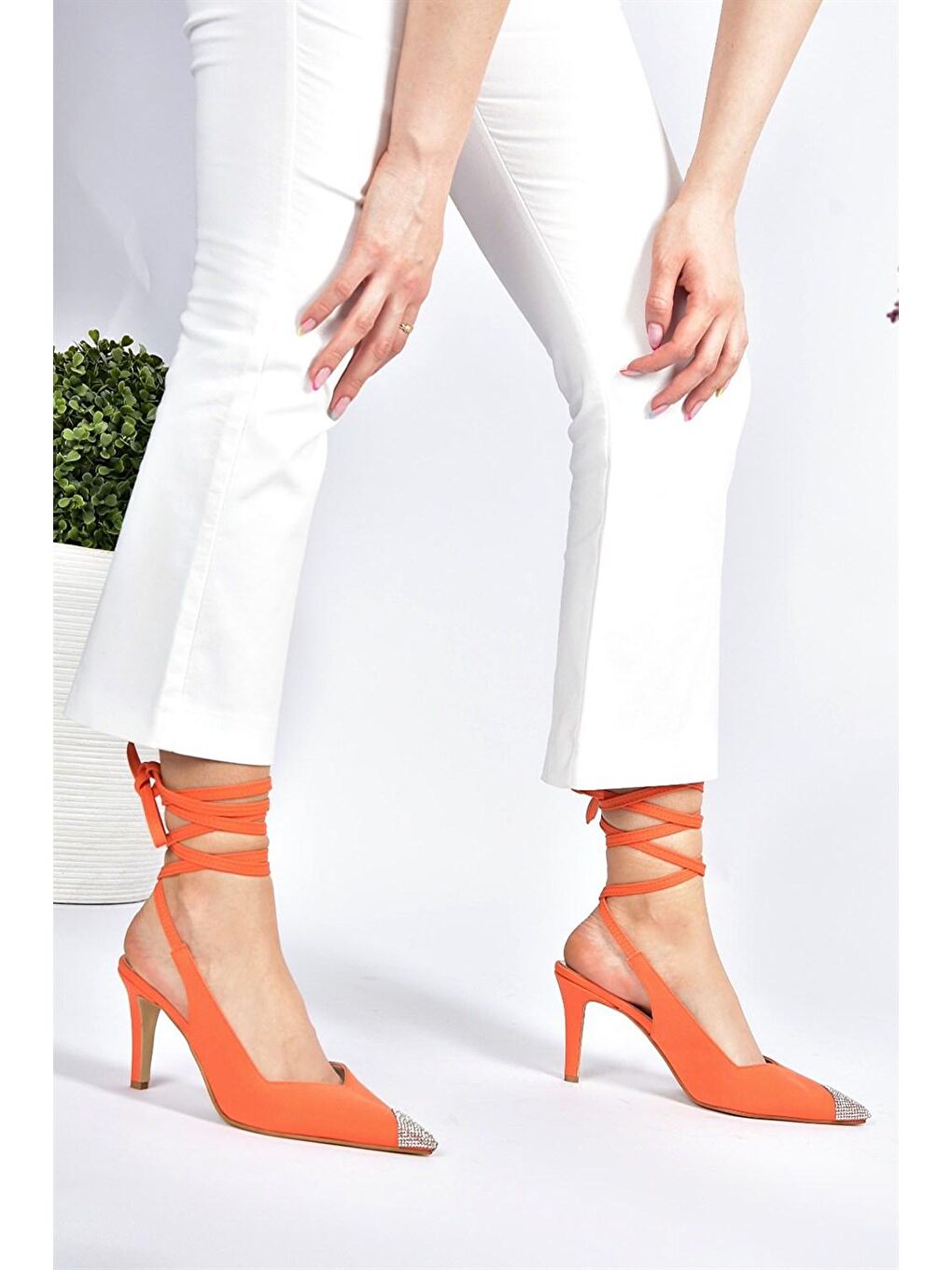 Turuncu Saten Kumaş Sivri Burun Taş Detaylı Topuklu Ayakkabı M882017504-2