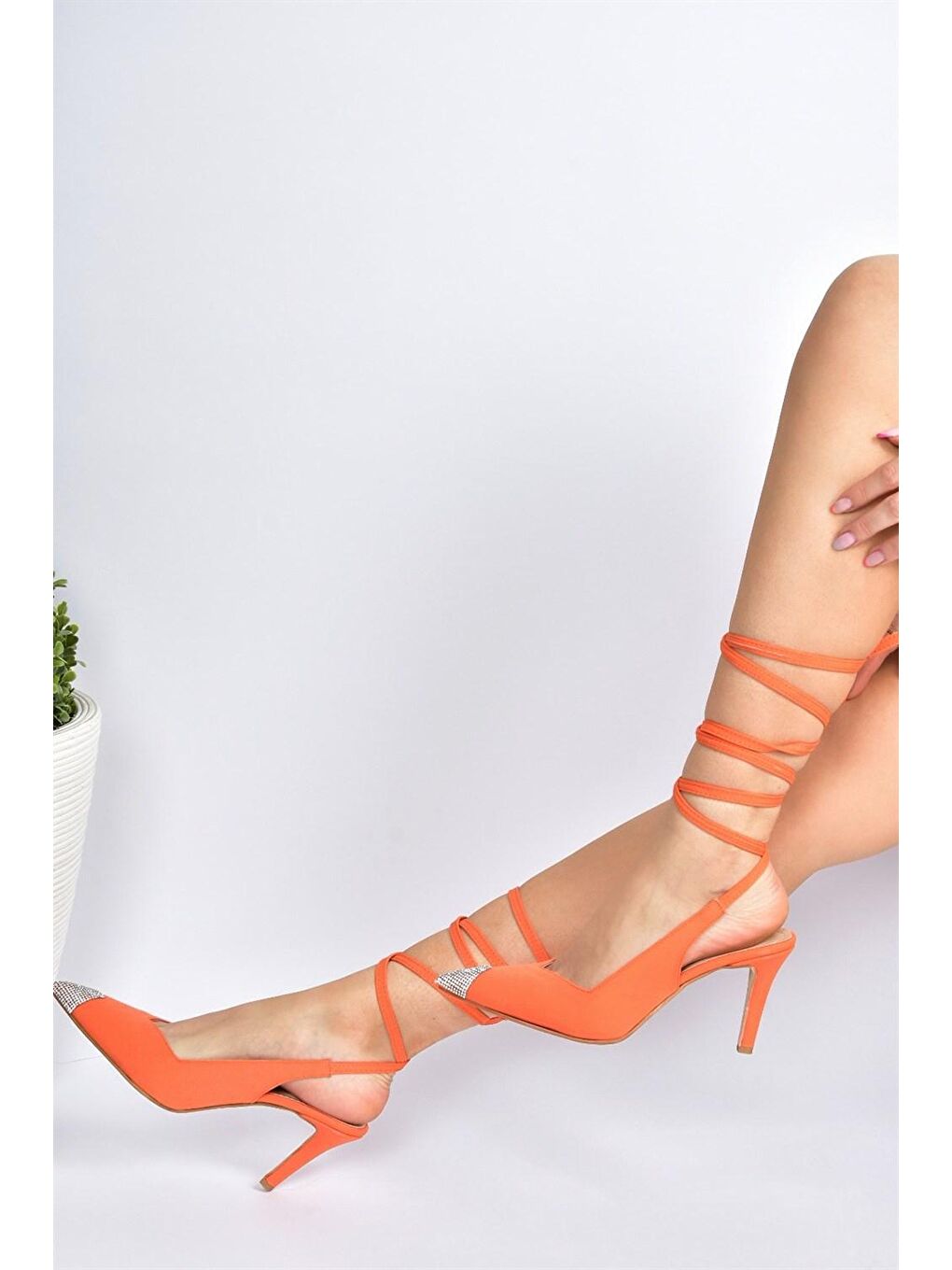 Turuncu Saten Kumaş Sivri Burun Taş Detaylı Topuklu Ayakkabı M882017504-3